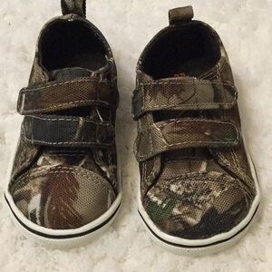 geometric press and seal sneakers sz 2